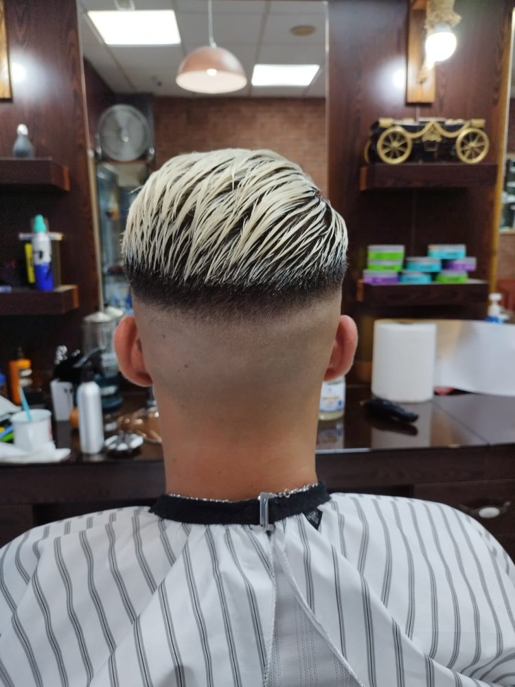 Tupé peinado con degradado — Omar's Barber Shop Benidorm