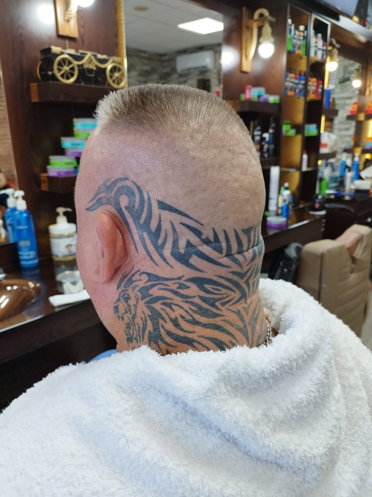 Rapado con diseño — Omar's Barber Shop Benidorm
